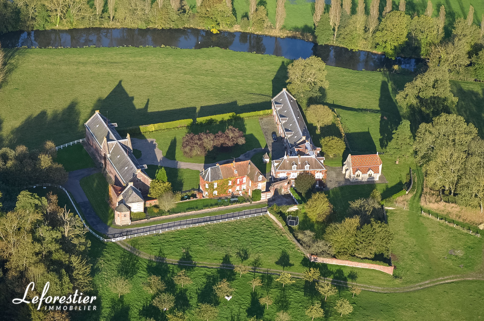 Domaine équestre avec de nombreuses dépendances rivière et prairies à l'orée de la Baie de Somme