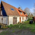 Maison de campagne entre bois et champs. Cadre magnifique !