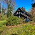 Maison vue sur mer à vendre à Hautot sur Mer entourée de bois