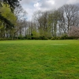 Maison de caractère et dépendances à vendre dans beau parc boisé 