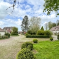 Maison de caractère et dépendances à vendre dans beau parc boisé 