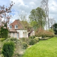 Maison de caractère et dépendances à vendre dans beau parc boisé 