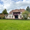 Maison de caractère et dépendances à vendre dans beau parc boisé 