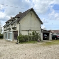 Maison de caractère et dépendances à vendre dans beau parc boisé 