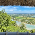 Maison toit de chaume avec vue sur la Seine