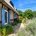 Maison toit de chaume avec vue sur la Seine