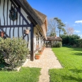 Une charmante maison au toit de chaume sur la côte Normande