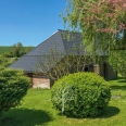 Maison ancienne dans la campagne vallonnée du Pays de Bray
