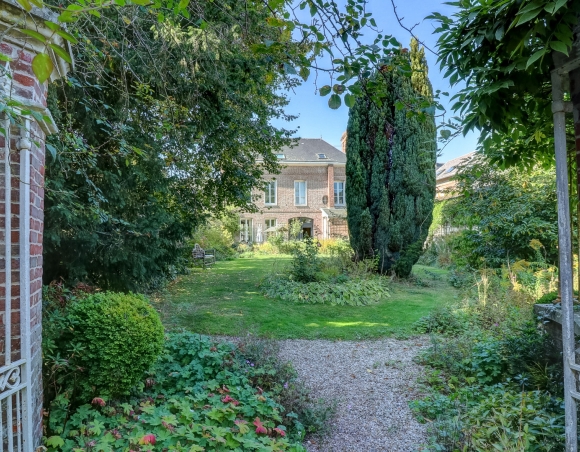 Maison de Maître de caractère sur jardin clos avec dépendances à vendre à Saint-Saëns au nord de Rouen