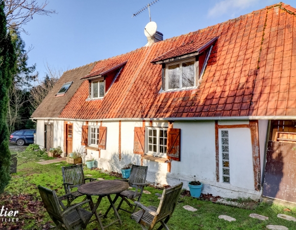 Maison de campagne entre bois et champs. Cadre magnifique !