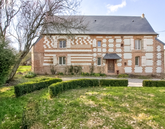 Manoir du XVIIème siècle à vendre avec un gîte et deux granges