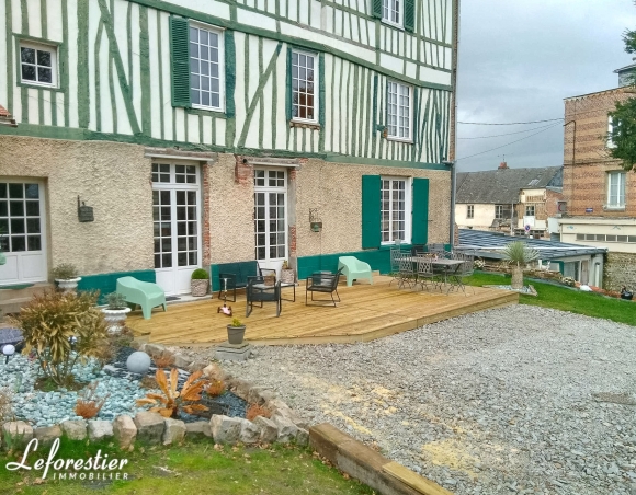 Maison de maître du 18ème siècle entièrement rénovée dans un village normand.