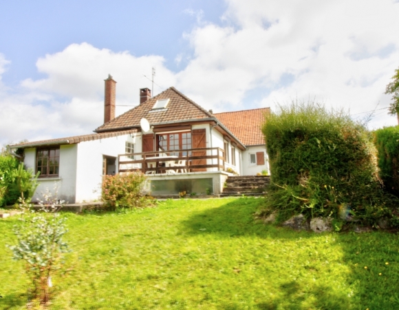 Maison de village à vendre sur grand terrain arboré