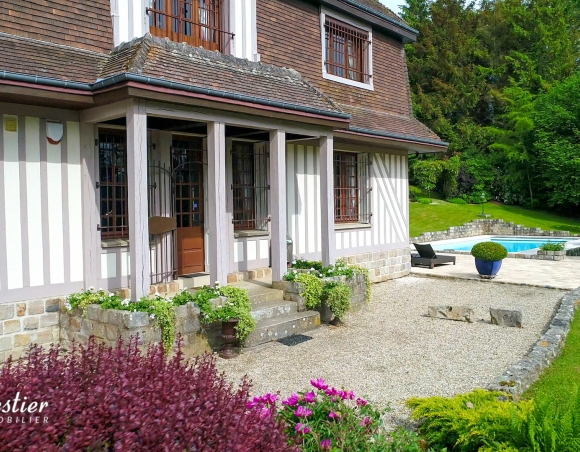 Demeure de style anglo-normand avec piscine