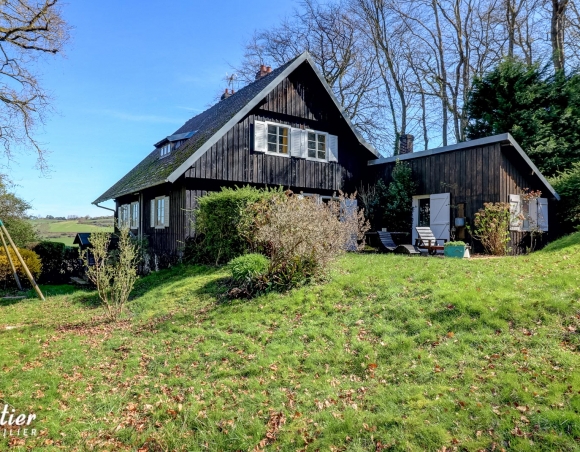 Maison vue sur mer à vendre à Hautot sur Mer entourée de bois