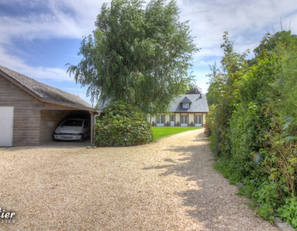 Maison de campagne et dépendance dans joli jardin arboré