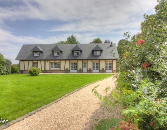 Belle Maison Normande en parfait état dans son joli jardin arboré