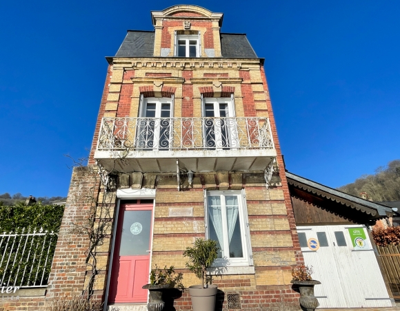 Charmante maison dans un village de bord de Seine avec vue imprenable sur le fleuve