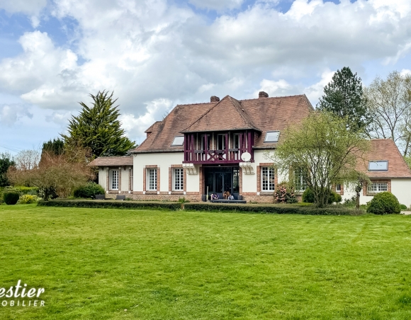 Maison de caractère et dépendances à vendre dans beau parc boisé 