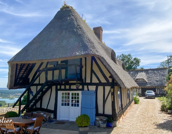 Maison toit de chaume avec vue sur la Seine Maison toit de chaume avec vue sur la Seine