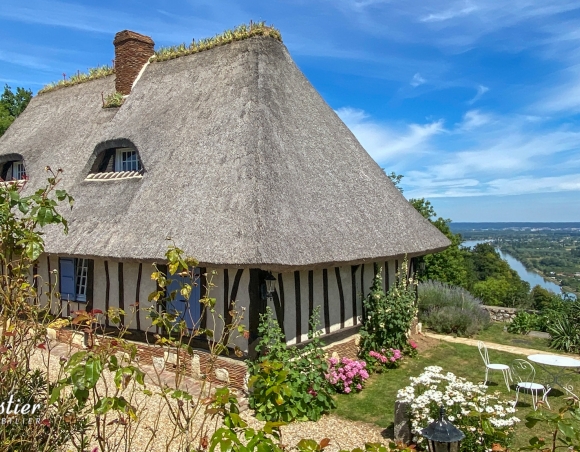Maison toit de chaume avec vue sur la Seine