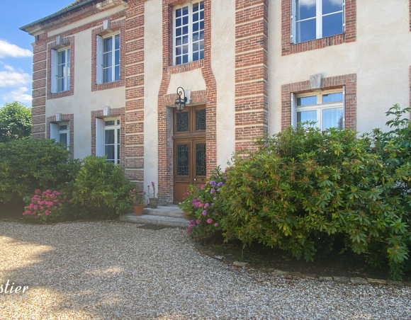 Manoir du XVIIIème au cœur d'un village dynamique