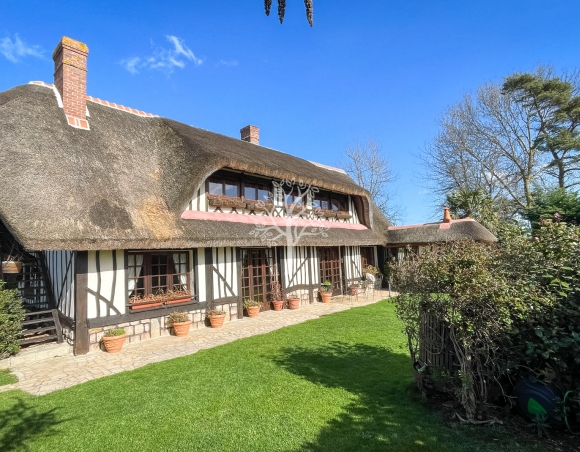 Une charmante maison au toit de chaume sur la côte Normande