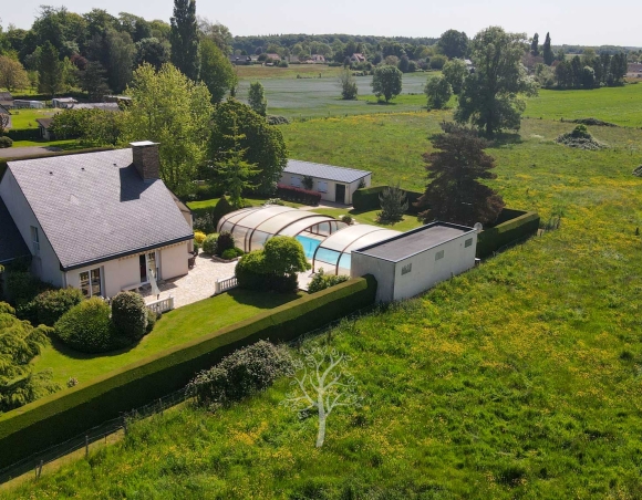 Maison d’architecte à vendre avec piscine dans jardin paysager proche de Dieppe