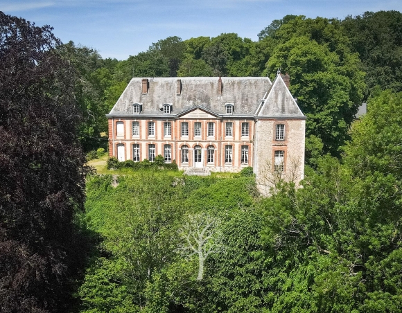 Château et dépendances à vendre sur ses terres de plus de 30 ha