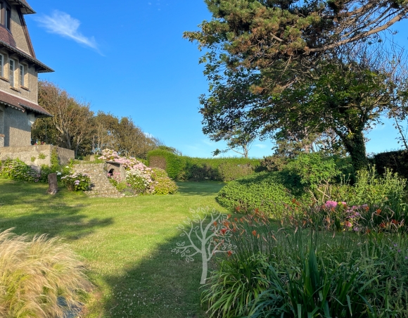 Un appartement à vendre dans une sublime villa des années 30, vue mer Un appartement à vendre dans une sublime villa des années 30, vue mer