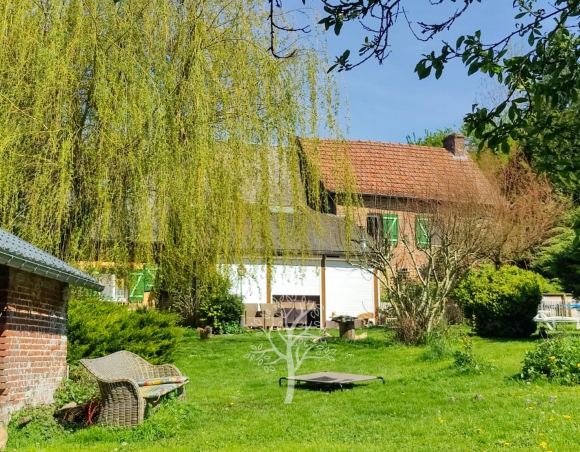 Maison ancienne dans la campagne vallonnée du Pays de Bray