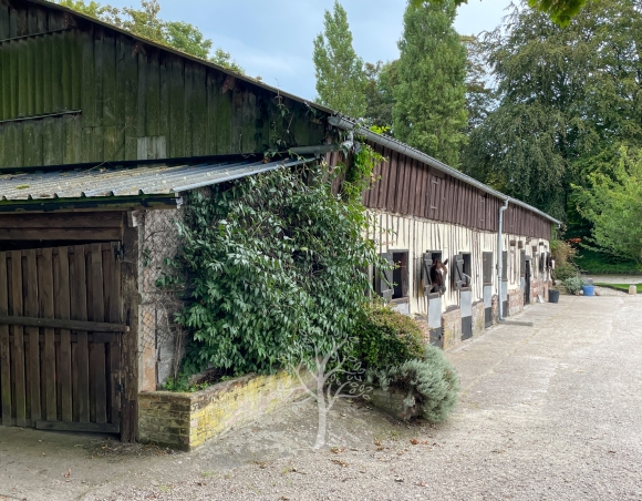 Authentique chaumière avec installations équestres à vendre en Normandie