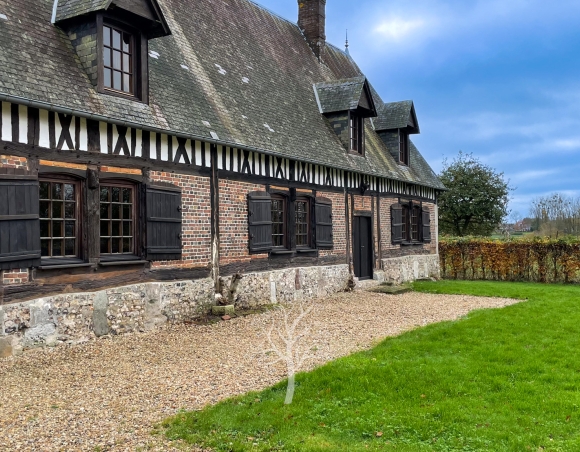 Ancien corps de ferme à vendre sur 3 ha de prairies, avec maison normande et dépendances