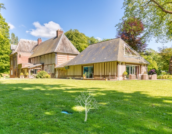 Propriété à vendre avec salle de réception, dépendances et un parc de 4ha