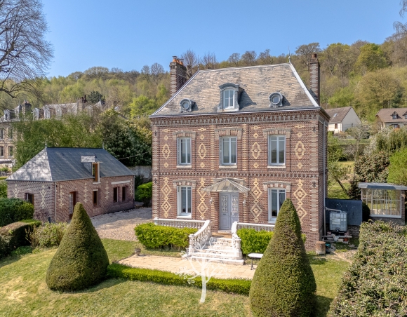 For sale – Elegant character house with exceptional views of the Seine