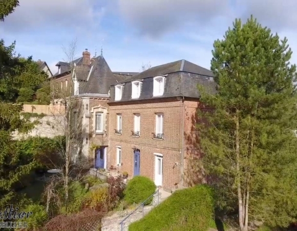 Maison de Maître  dans grand jardin clos à vendre en centre bourg tous commerces de Saint-Saëns au nord de Rouen 4823