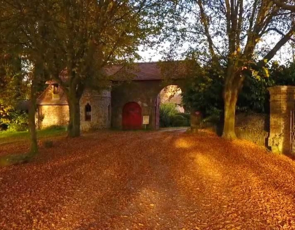 Ancien prieuré dans un bourg de campagne Saint Victor l’Abbaye