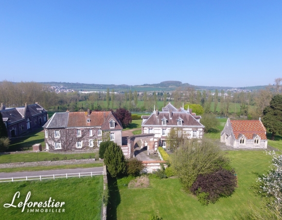 Domaine équestre avec de nombreuses dépendances rivière et prairies à l'orée de la Baie de Somme