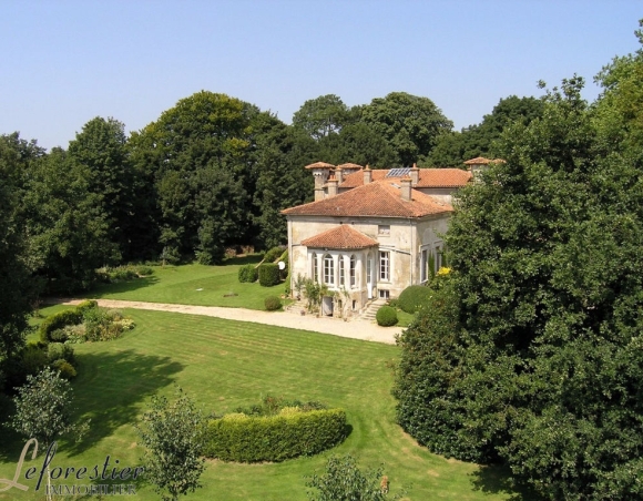 Château de style méditerranéen à vendre Parc 2 ha Village de Normandie