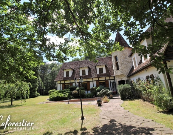 Manoir à vendre au milieu d'un parc en bordure de l'Eure en Normandie
