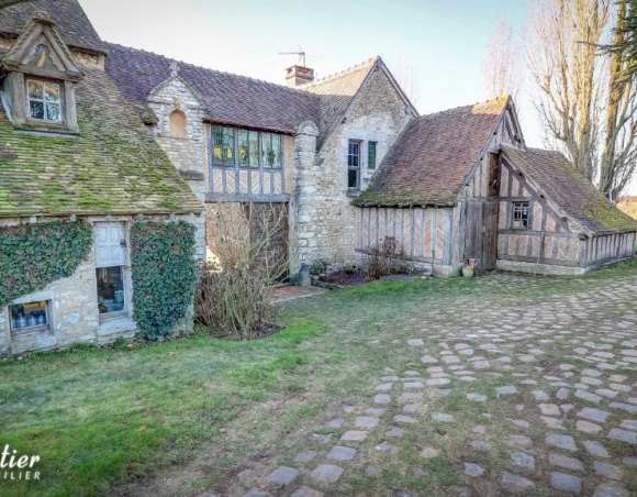 Authentique prieuré à vendre avec piscine couverte et dépendances