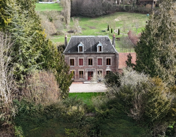 Maison familiale en brique en bord de rivière