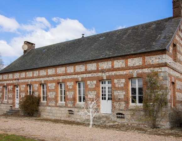 Maison en briques et silex, à rénover – charme et potentiel Maison en briques et silex, à rénover – charme et potentiel