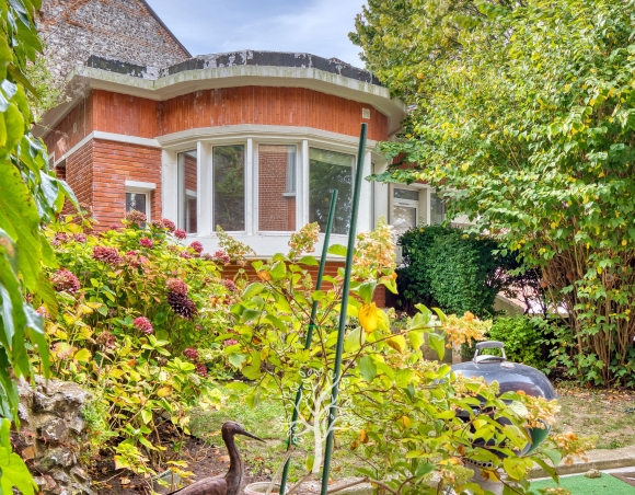 Entre port et jardin, le charme intemporel d’une villa des années 50 à St Valéry en Caux