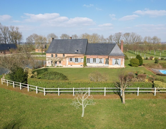 Manoir normand avec dépendances – 5 ha de terrain – Axe Rouen - Le Havre Manoir normand avec dépendances – 5 ha de terrain – Axe Rouen - Le Havre