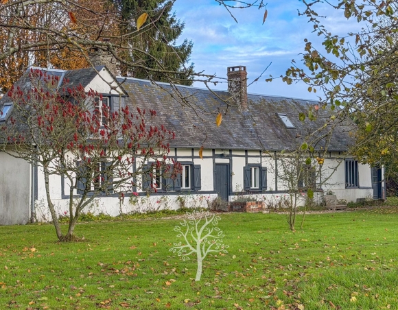 Authentique longère normande dans la campagne du Pays-de-Bray