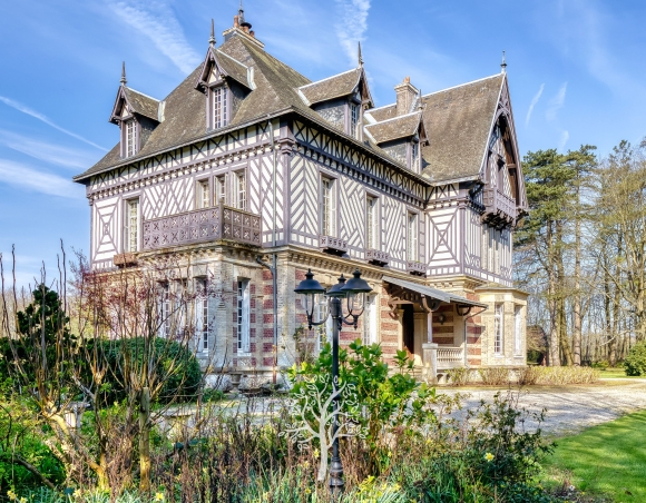 Manoir normand de la fin du XIXᵉ siècle d’inspiration Art nouveau