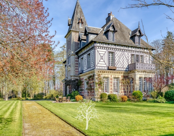 Manoir normand de la fin du XIXᵉ siècle d’inspiration Art nouveau