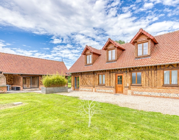 Une Normande authentique : poutres en chêne, grès, briques et silex