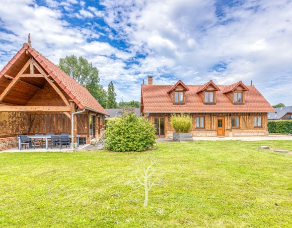 Une Normande authentique : poutres en chêne, grès, briques et silex Une Normande authentique : poutres en chêne, grès, briques et silex